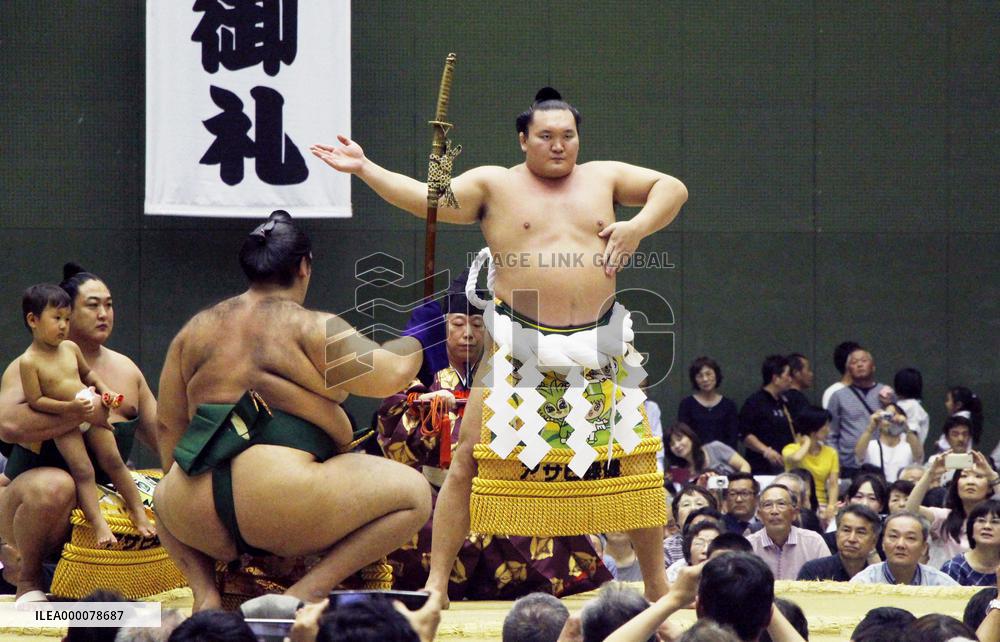 Yokozuna Hakuho joins autumn tour