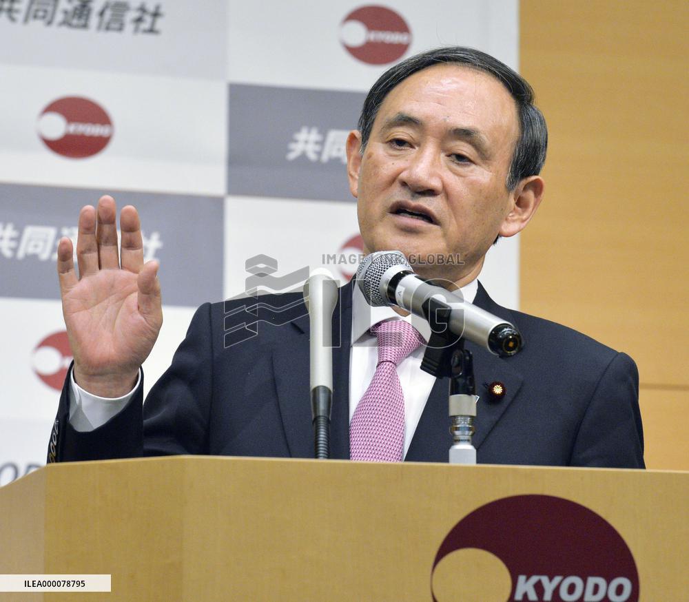 Top government spokesman Suga gives a lecture at Kyodo News