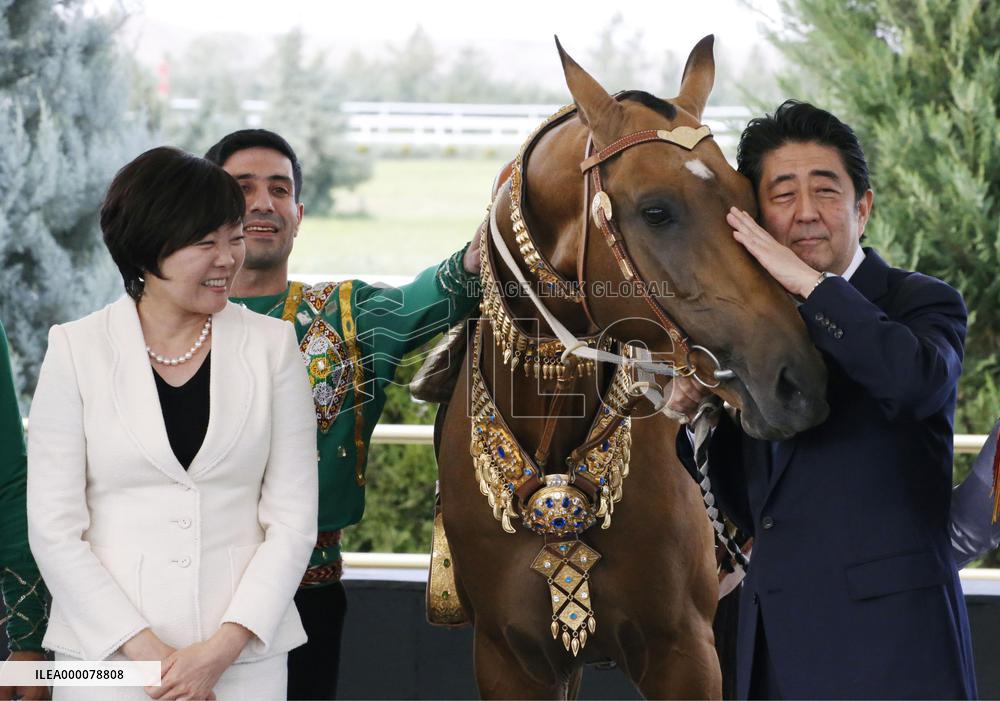 PM Abe visits Turkmenistan