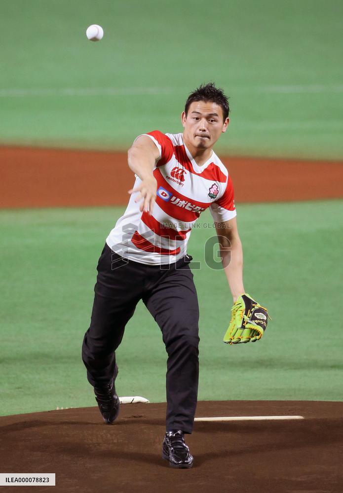 Rugby star Goromaru throws first pitch at Japan Series