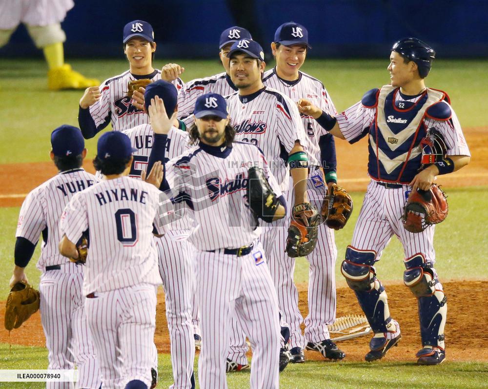 Yamada hat-trick gets Swallows into Series win column