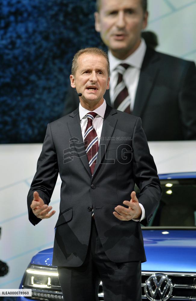 Volkswagen exec apologizes for emissions scandal