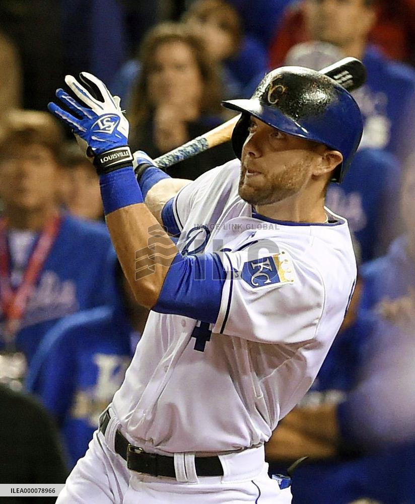 Gordon's 9th-inning homer sends Game 1 to extra innings