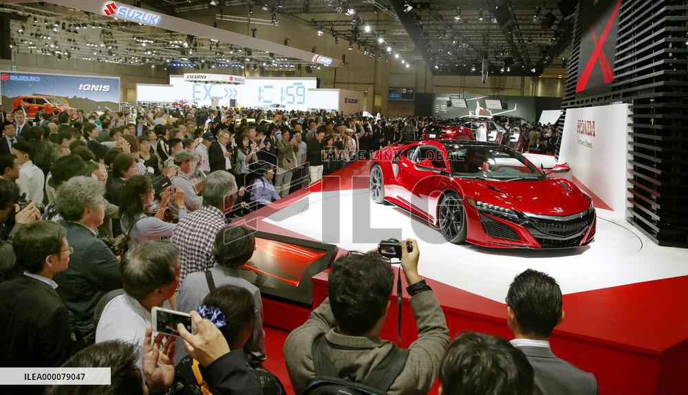 Tokyo Motor Show opening draws large crowds