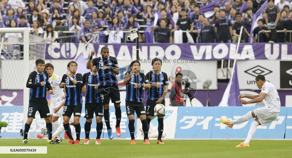 Hiroshima beat Gamba to close in on 2nd stage title