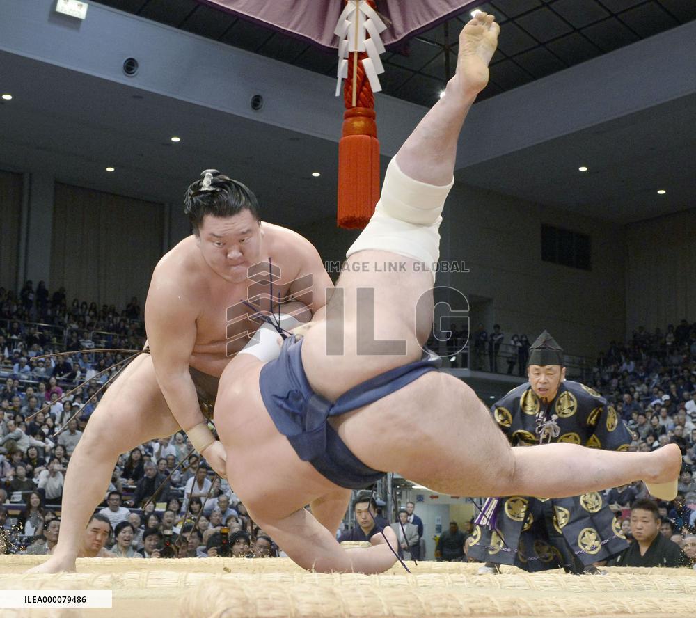 Hakuho marks return with win, Kakuryu shocked on 1st day of Kyushu sumo