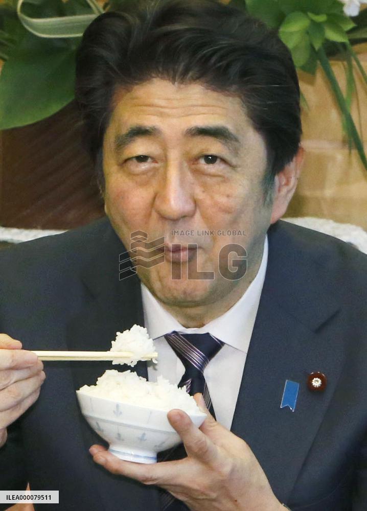 Fukushima town presents rice to PM Abe