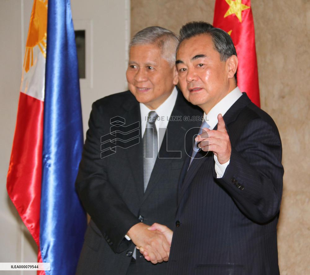 Chinese, Philippine foreign chiefs meet in Manila
