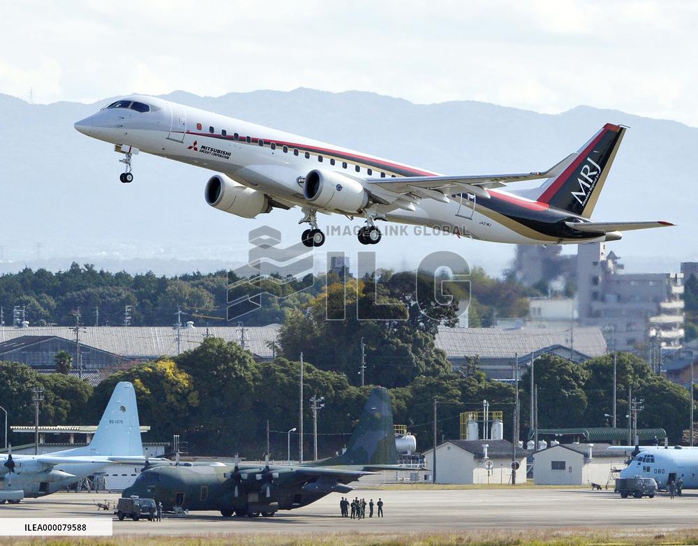 Mitsubishi Regional Jet makes maiden flight