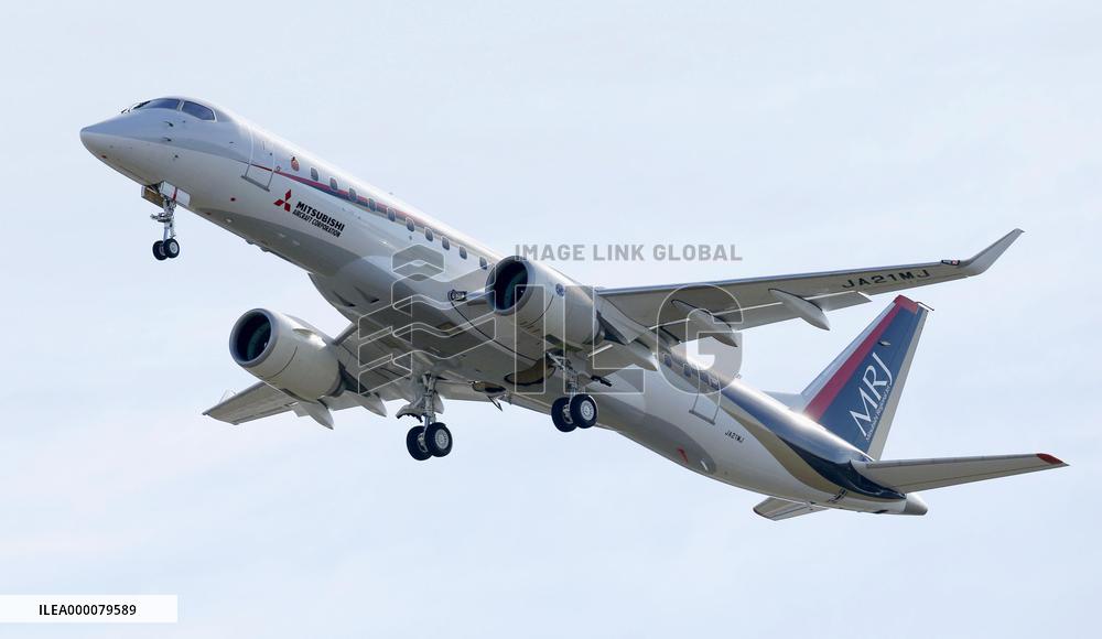Mitsubishi Regional Jet makes maiden flight