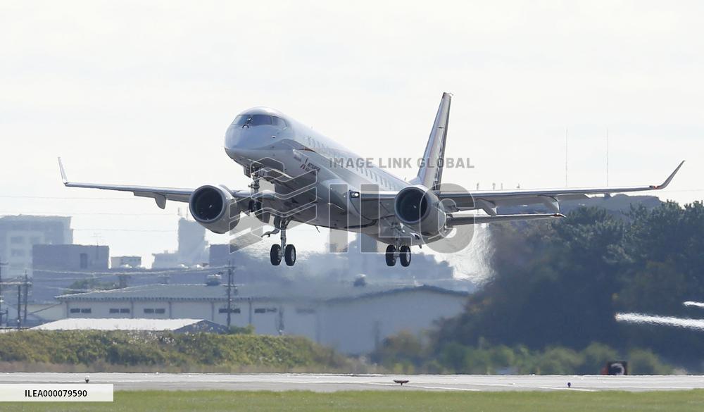 Mitsubishi Regional Jet makes maiden flight
