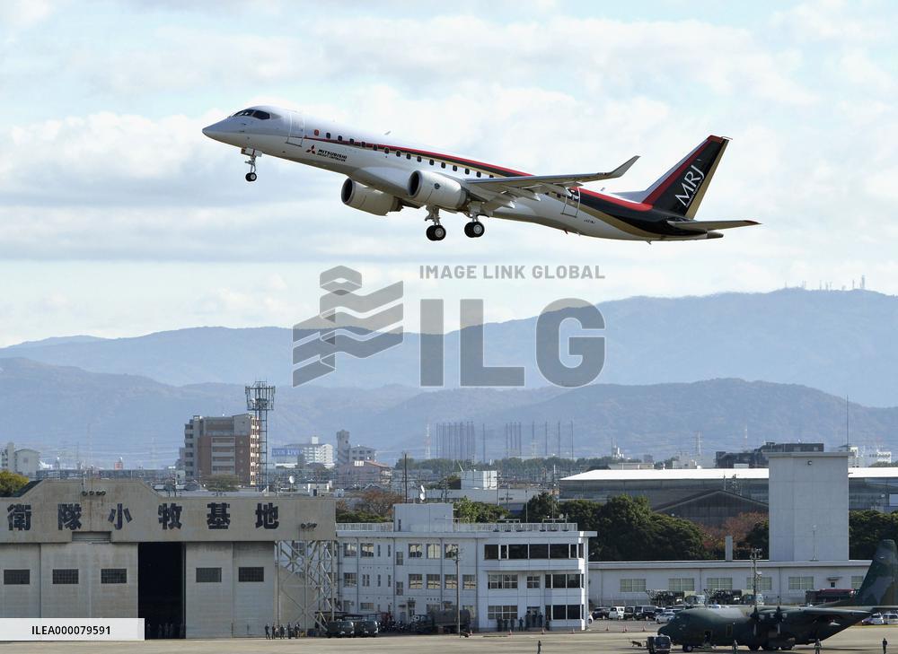 Mitsubishi Regional Jet makes maiden flight