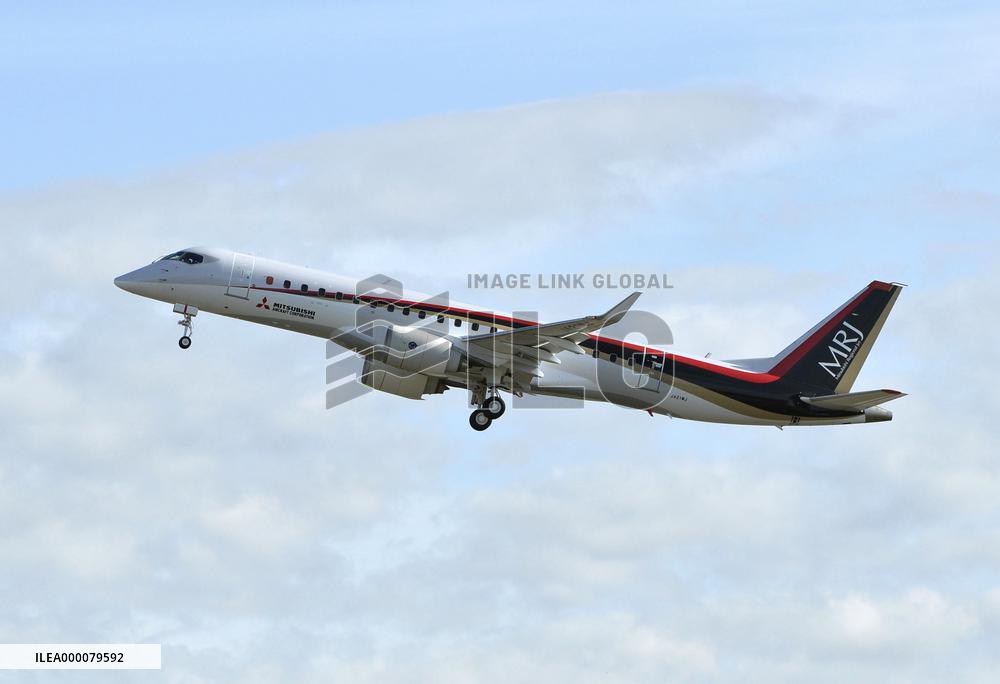 Mitsubishi Regional Jet makes maiden flight