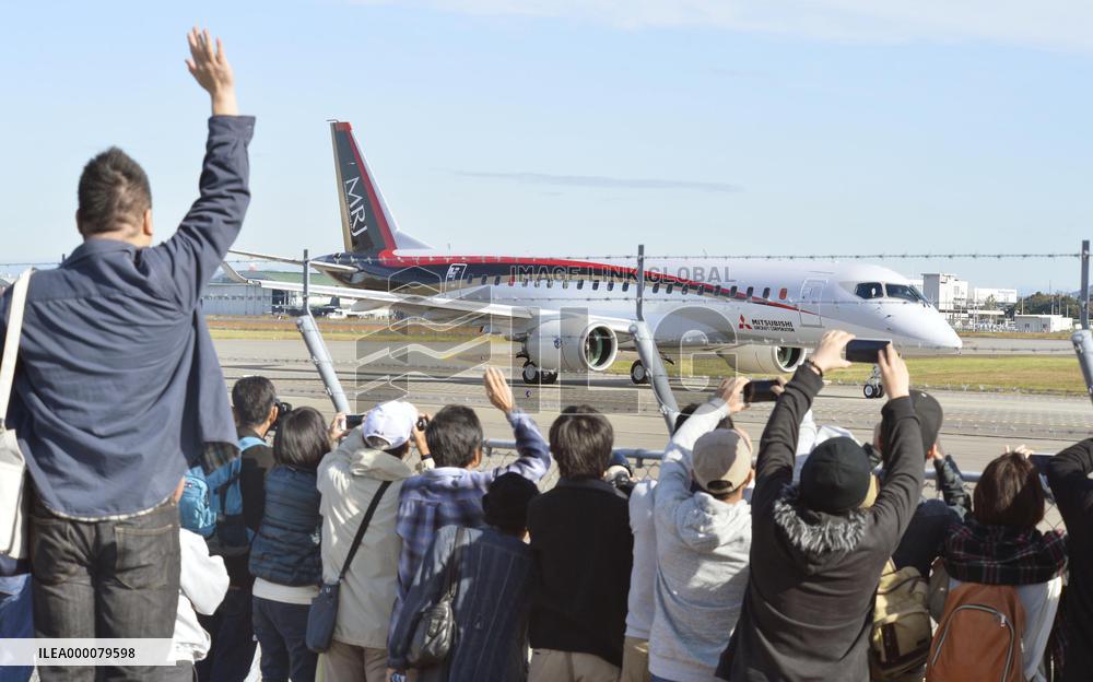 Mitsubishi Regional Jet makes maiden flight