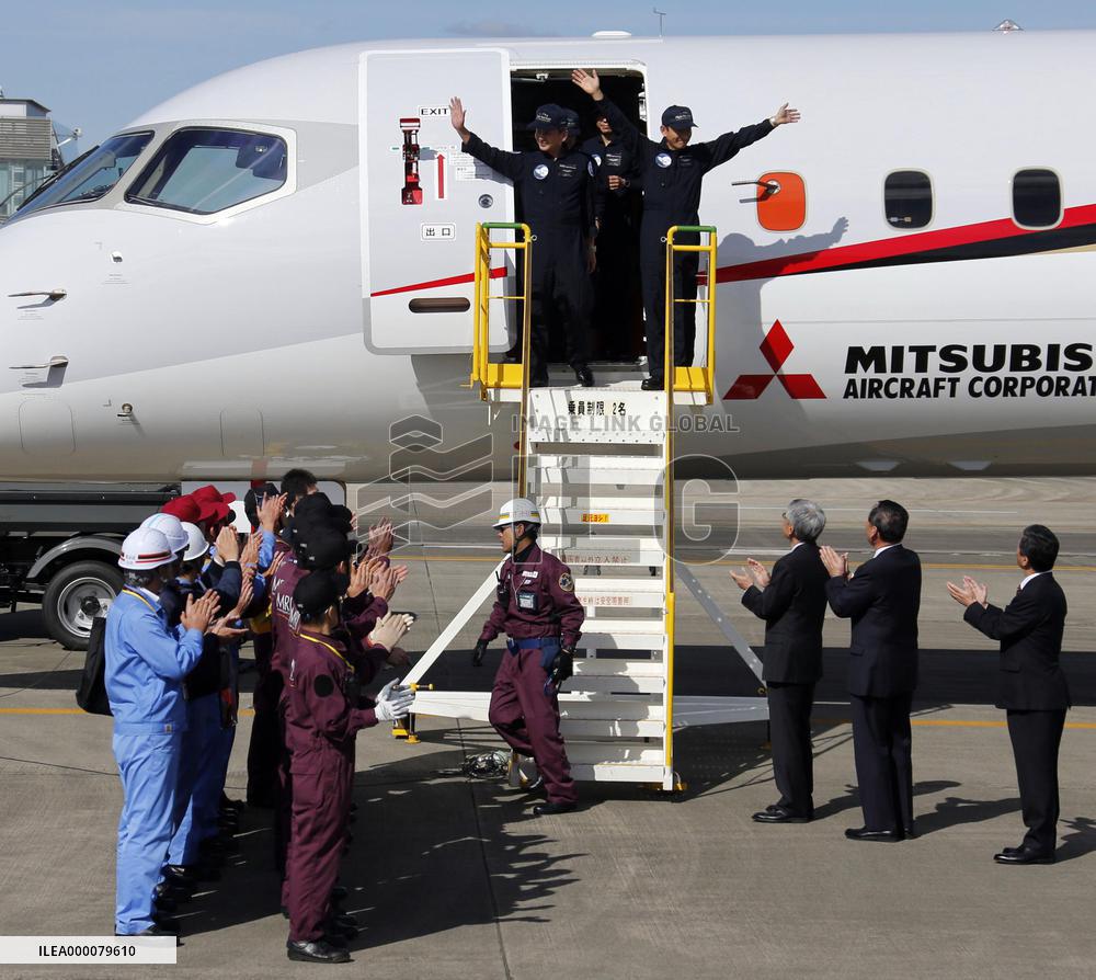 Mitsubishi Regional Jet makes maiden flight