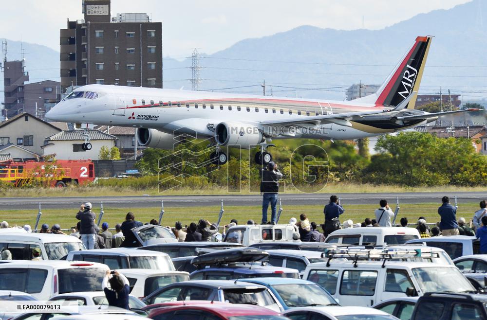 Mitsubishi Regional Jet makes maiden flight