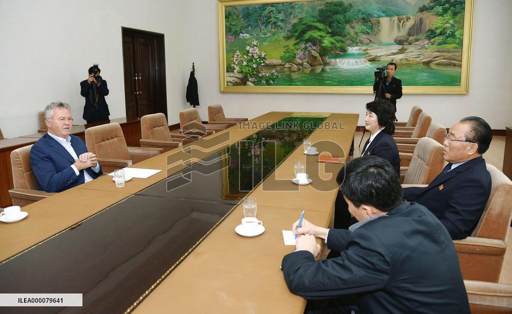 Dutch soccer coach Hiddink meets N. Korean sports minister