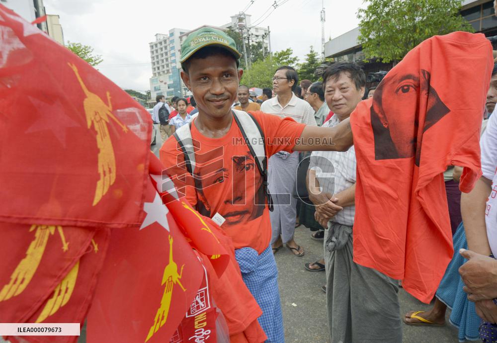 Suu Kyi merchandise gaining popularity in Myanmar