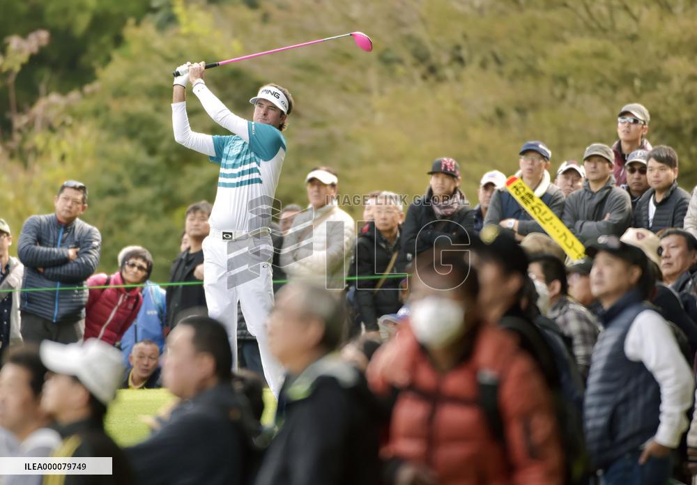 Bubba Watson in 3-way tie for lead in Japan