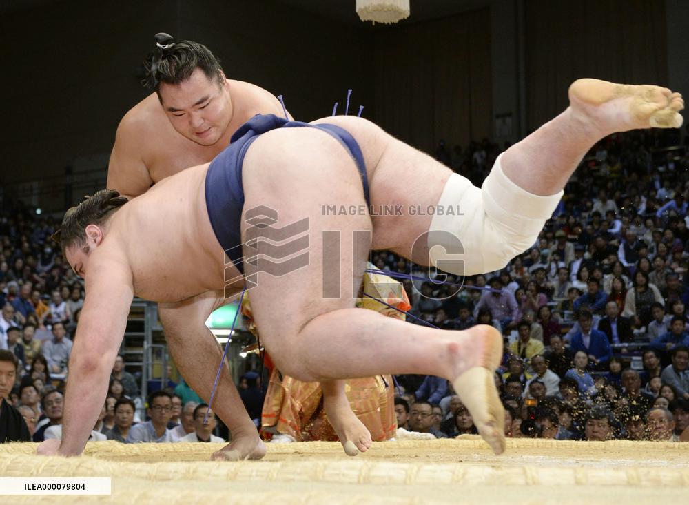 Kakuryu beats Tochinoshin at Kyushu sumo tournament