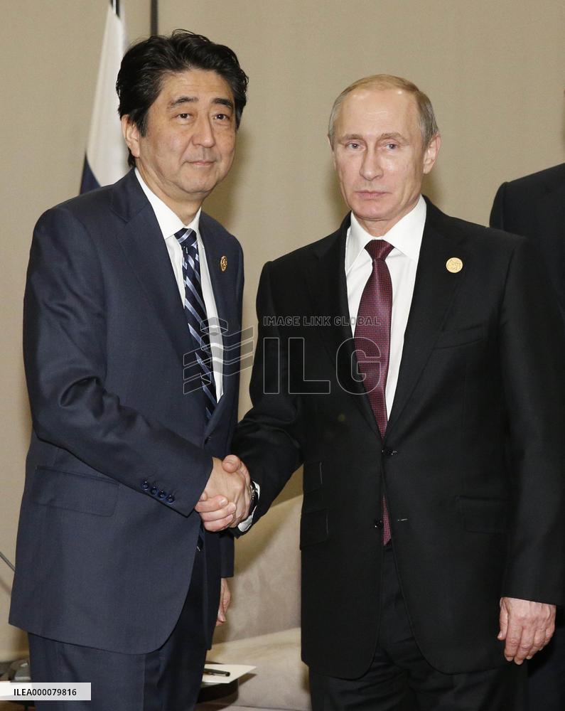 Abe, Putin agree to keep dialogue over islands, shelve Japan visit