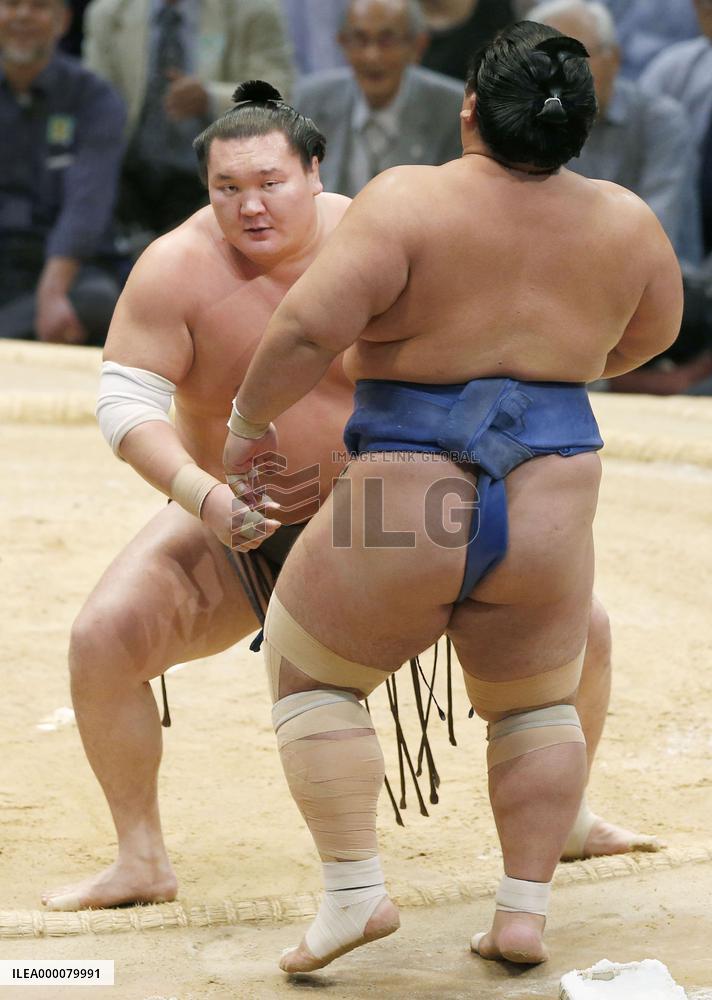 Hakuho remains unbeaten on day 12 of Kyushu sumo tournament