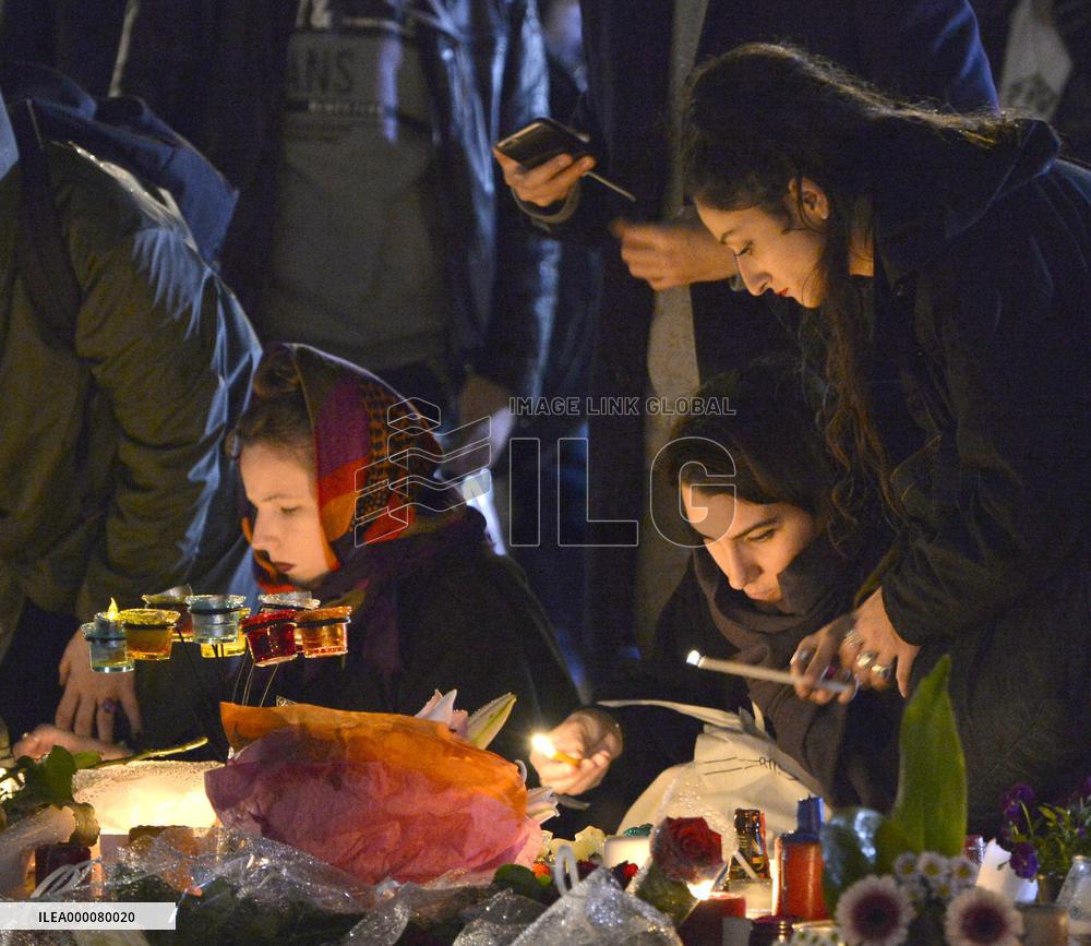 People mourn terror victims in Paris