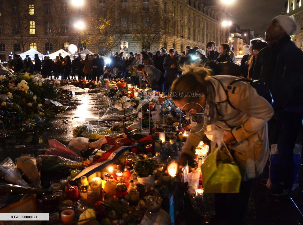 People mourn terror victims in Paris