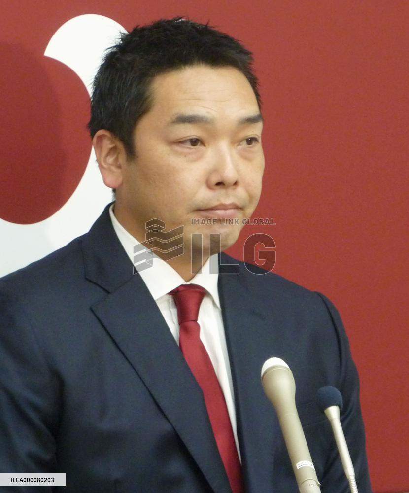 Giants star Abe sees pay plummet in new deal