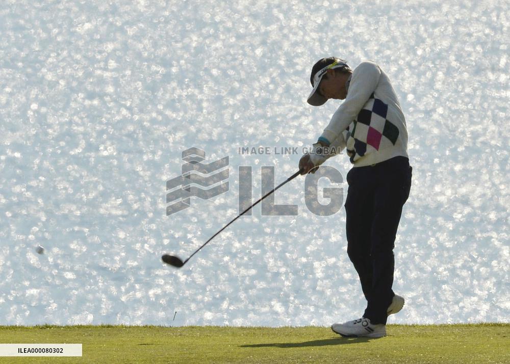 Ishikawa remains on top at Casio World Open