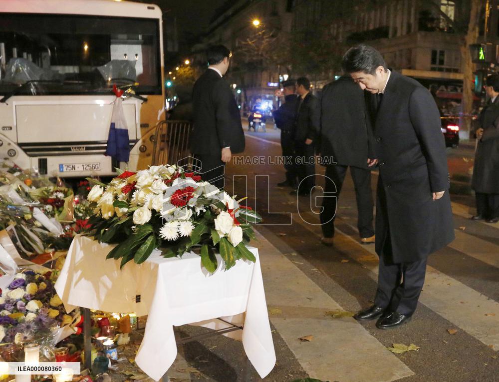 Japanese prime minister pays tribute to Paris attack victims