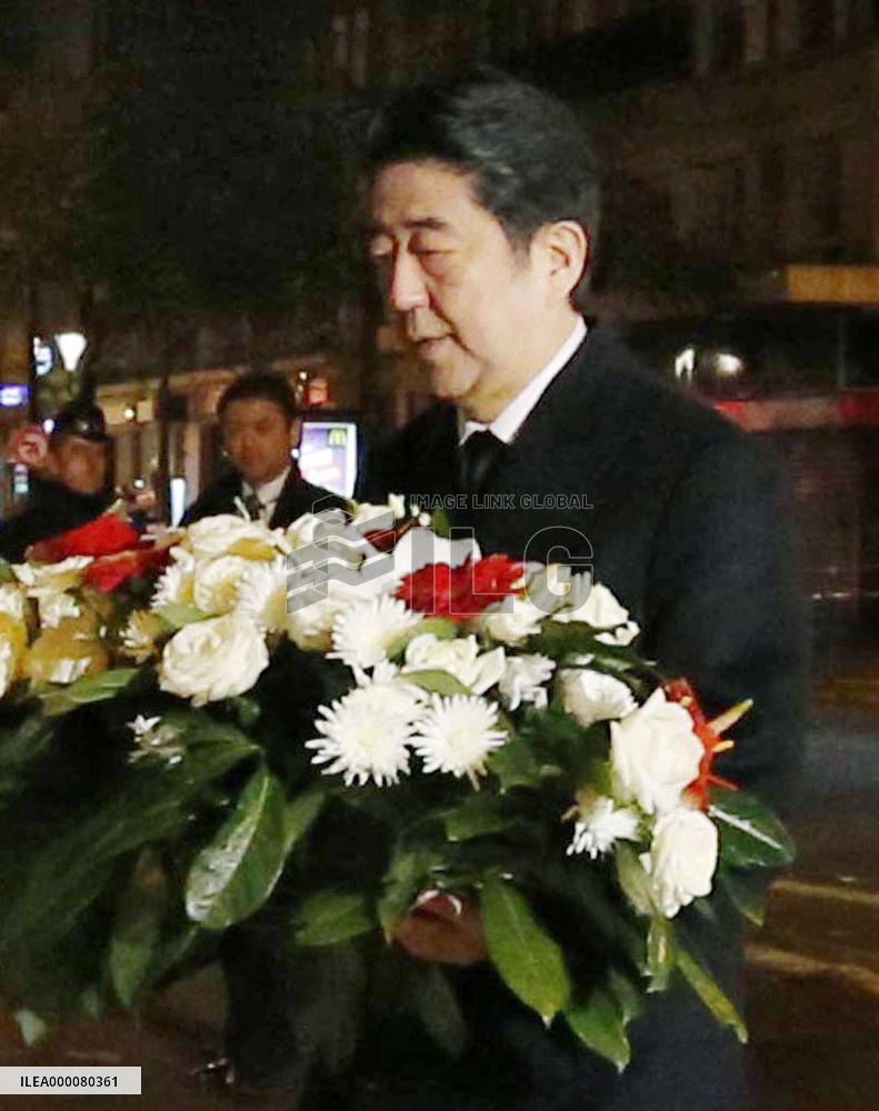 Japanese prime minister pays tribute to Paris attack victims