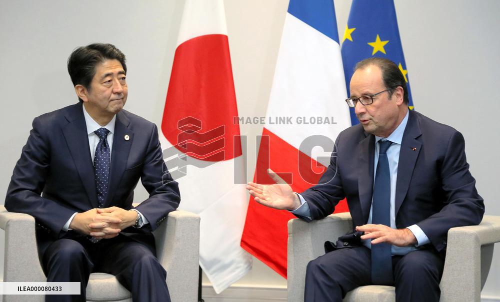 Abe, Hollande meet on sidelines of Paris climate change summit