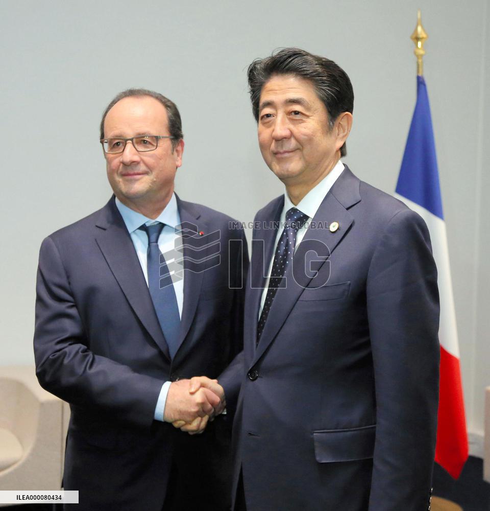 Abe, Hollande meet on sidelines of Paris climate change summit