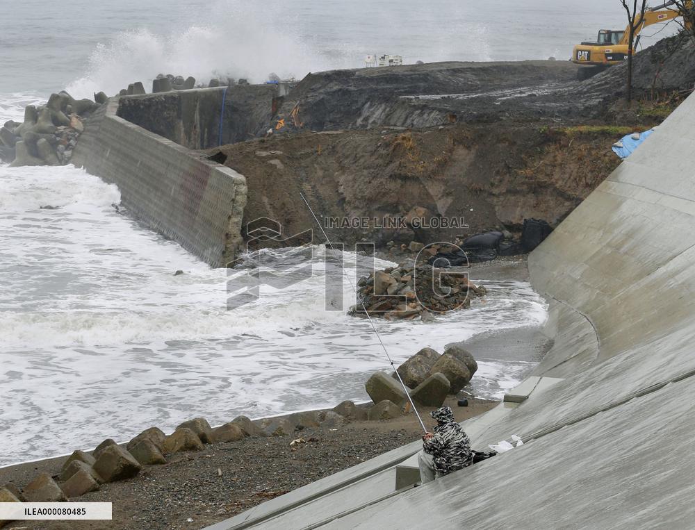 Giant coastal levee in response to quake-tsunami in Japan