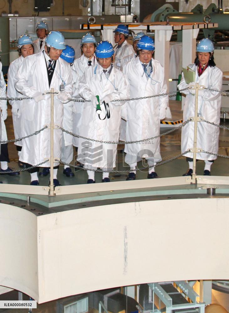 Science minister visits Monju fast-breeder reactor
