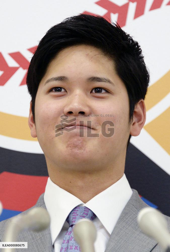 Otani re-signs for 200 mil. yen with Fighters