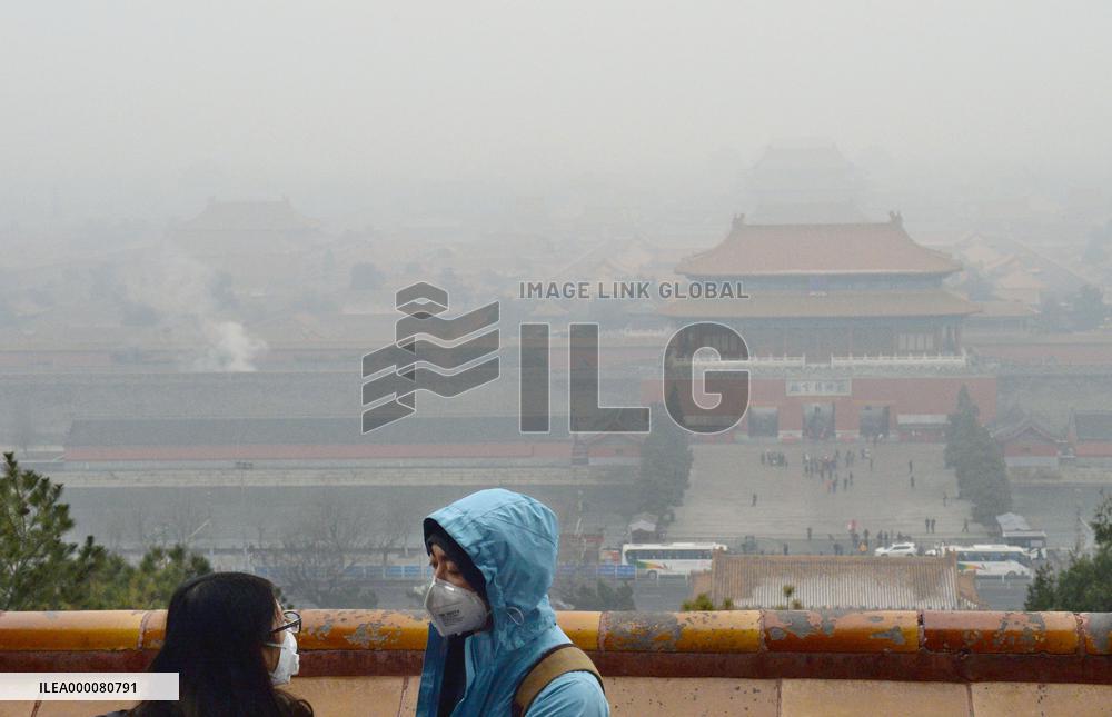 Life restricted in air polluted Beijing