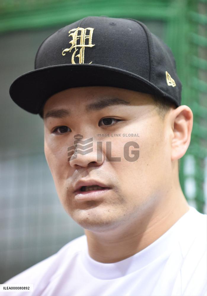 Yankees pitcher Tanaka meets with reporters