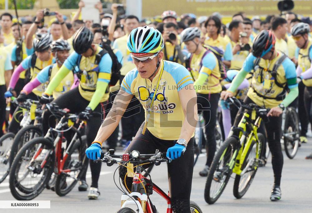 Thousands join bike ride to mark Thai king's birthday