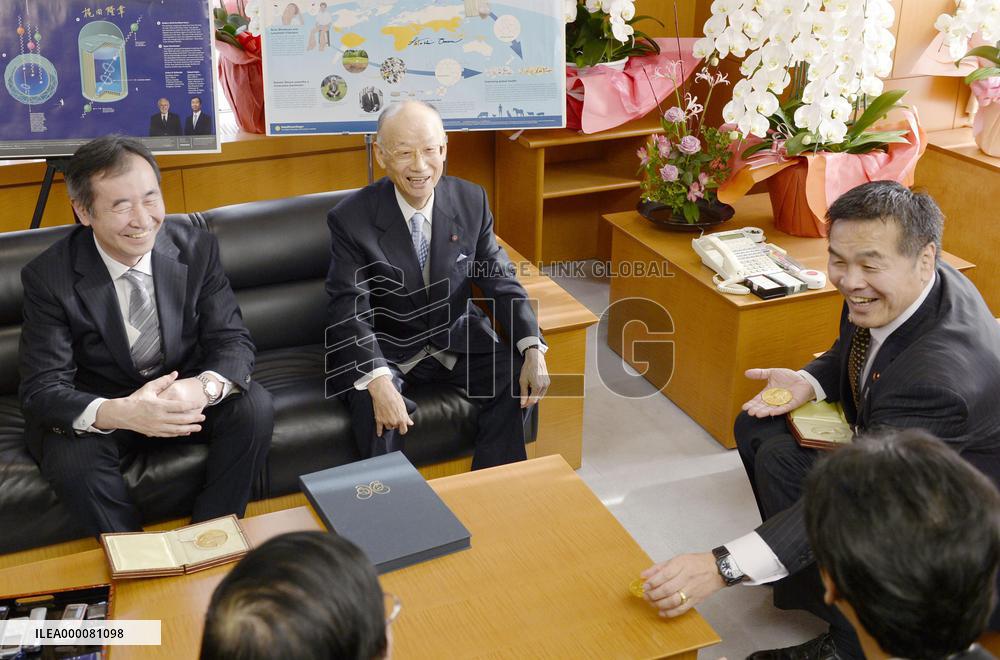 Nobel laureates Omura, Kajita visit education ministry