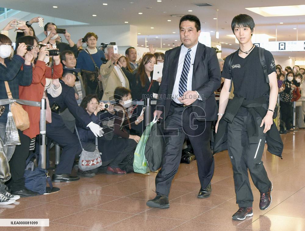 Hero's welcome for record-breaking Hanyu