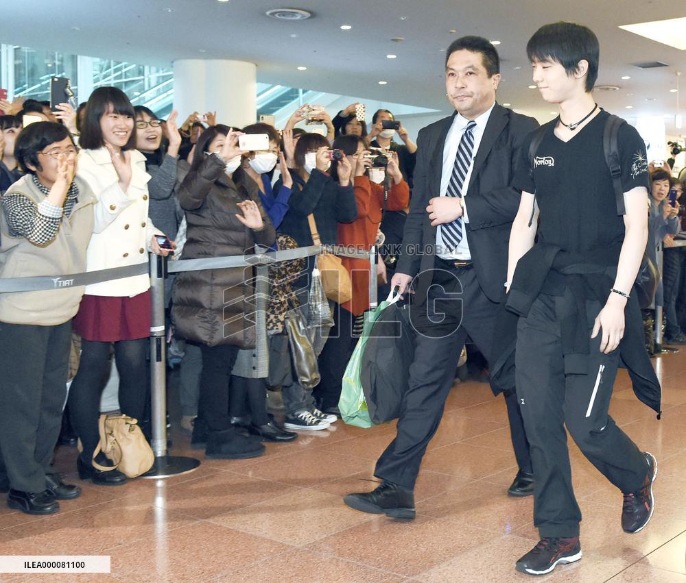 Hero's welcome for record-breaking Hanyu