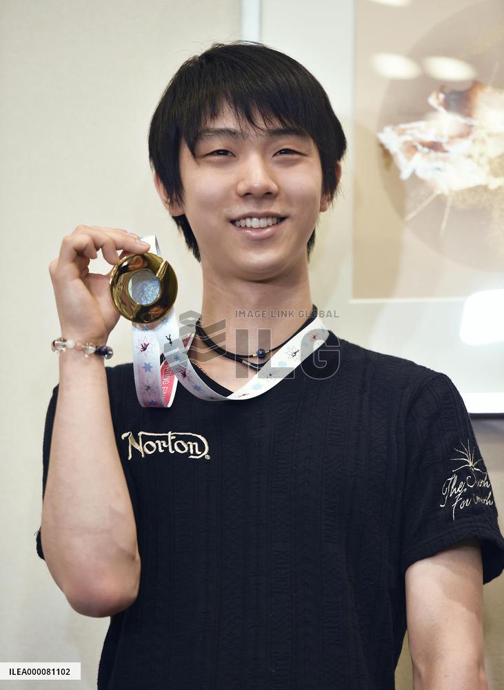 Hero's welcome for record-breaking Hanyu