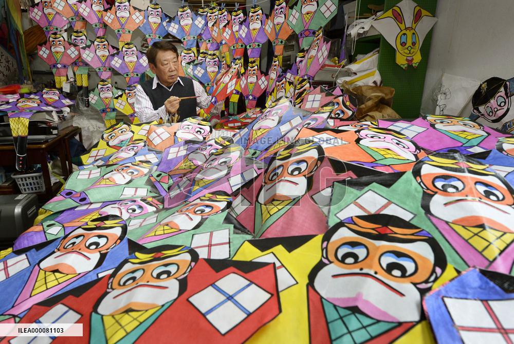 Sapporo workshop making 100 monkey kites
