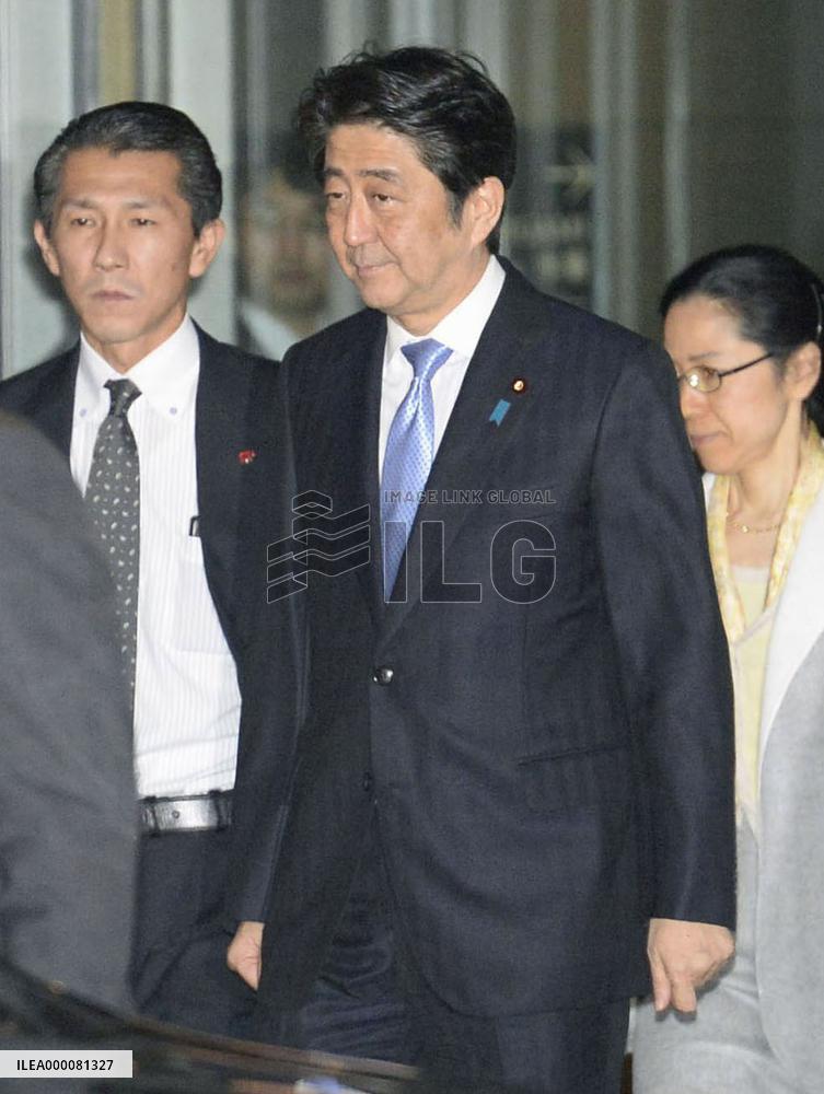 Abe meets ex-Osaka Mayor Hashimoto on heels of resignation