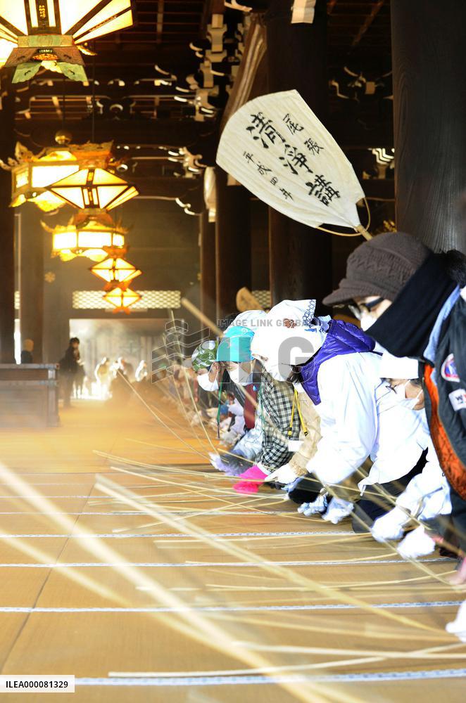 Year-end cleaning at Kyoto temple