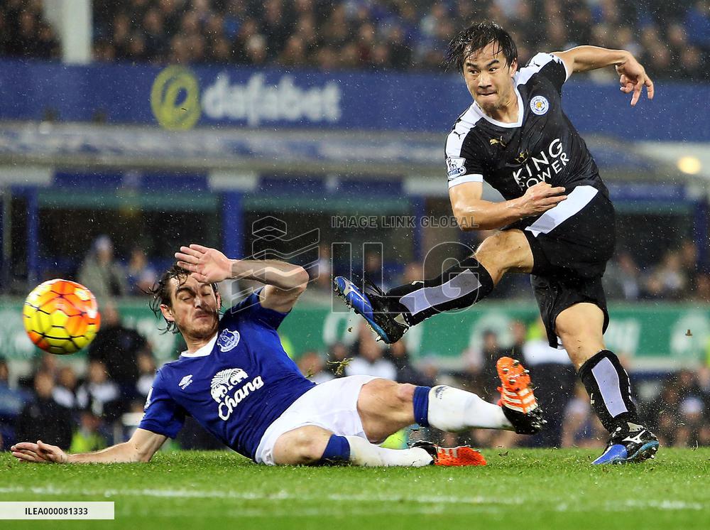 Okazaki grabs winner as flying Leicester stretch lead
