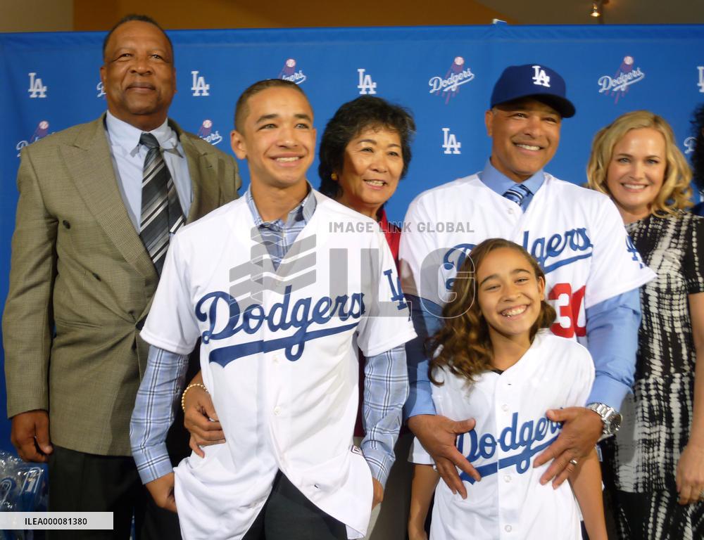 Dodgers hire Japanese-American as manager