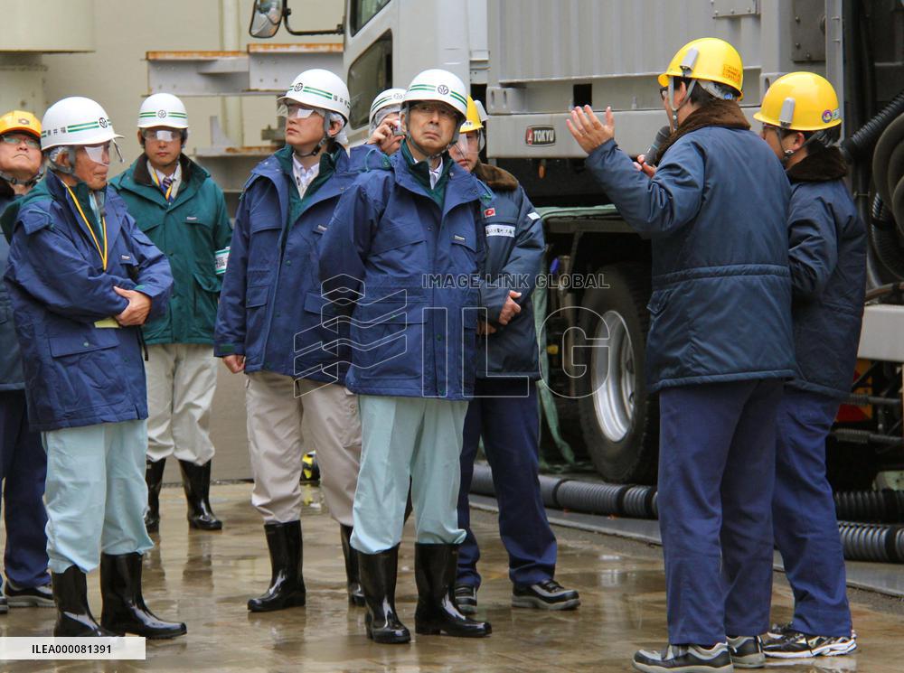 Fukui governor inspects Takahama plant